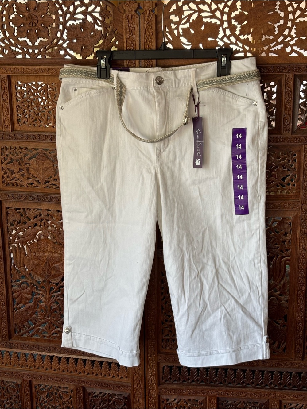 NWT Gloria Vanderbilt white capris
